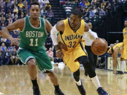 C.J. Watson (32), guardia de Indiana, esquiva a Evan Turner. AP / B. Smith