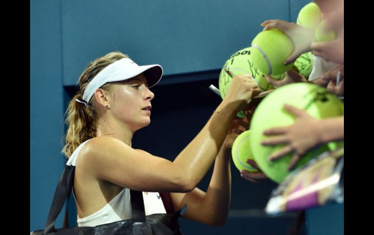 Maria Sharapova da autógrafos a los aficionados después de su partido semifinal. AFP / S. Khan