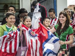 Niños y jóvenes estuvieron presentes en las instalaciones de Chivas en Verde Valle para manifestar apoyo al club Rojiblanco. EL INFORMADOR / A. Hernández