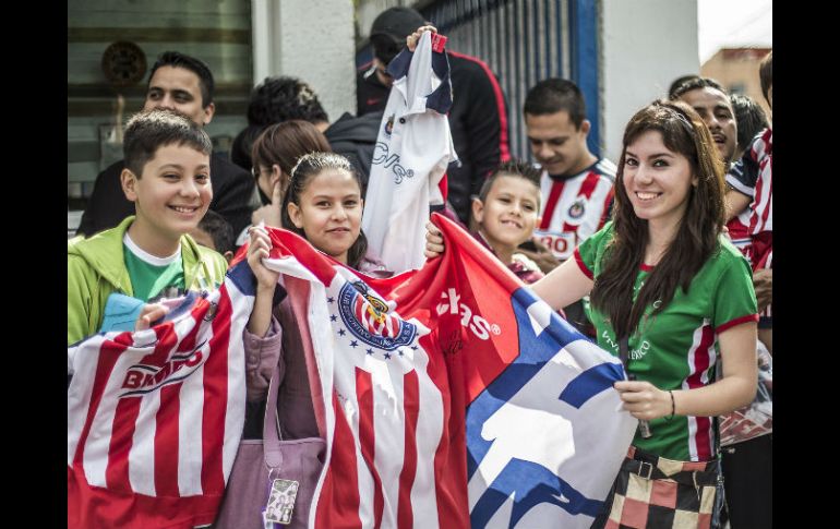 Niños y jóvenes estuvieron presentes en las instalaciones de Chivas en Verde Valle para manifestar apoyo al club Rojiblanco. EL INFORMADOR / A. Hernández