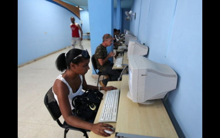 Actualmente, los cubanos se conectan a Internet en salas de navegación habilitadas con ordenadores, donde la hora cuesta 4.50 dólares. EFE / ARCHIVO