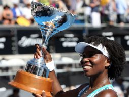 Otro más. Venus Williams muestra el trofeo del ASB Classic en Auckland, Nueva Zelanda. AP / M. Bradley