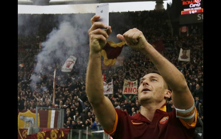 Francesco Totti festejó su tanto con una 'selfie'. AP / G. Borgia