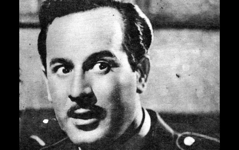 Antes de su muerte, Pedro Infante presentaba problemas de vista; en su licencia de piloto se le recomendaba usar lentes. ESPECIAL /