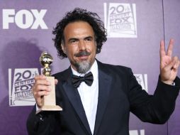 Iñárritu recibe el Globo de Oro por mejor guión cinematográfico por su película 'Birdman'. AP / O. Vega