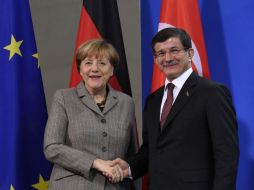 Al lado del primer ministro turco, Ahmet Davutoglu, Merkel se pronunció contra la discriminación racial o religiosa. AFP / T. Schwartz