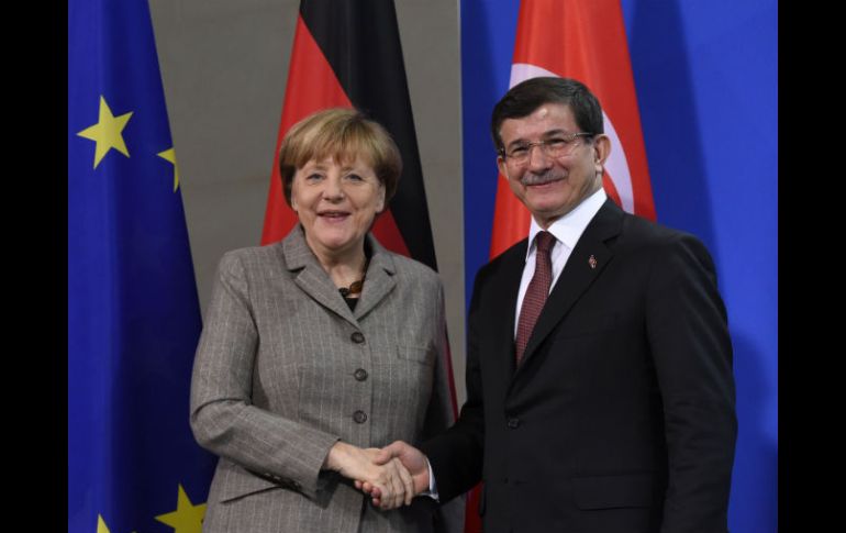 Al lado del primer ministro turco, Ahmet Davutoglu, Merkel se pronunció contra la discriminación racial o religiosa. AFP / T. Schwartz