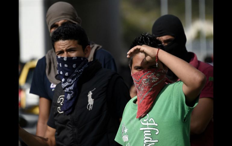 Alumnos y padres de Ayotzinapa se enfrentaron con la Marina. AFP / ARCHIVO