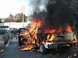 En la zona militar 27 en Ayotzinapa, manifestantes quemaron una camioneta. SUN / J. Ríos