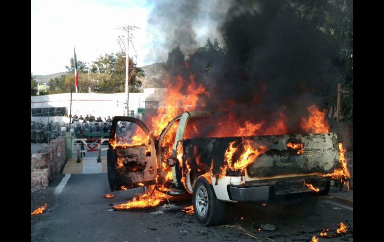 En la zona militar 27 en Ayotzinapa, manifestantes quemaron una camioneta. SUN / J. Ríos