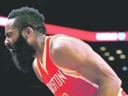 James Harden reacciona luego de sufrir un pequeño incidente en el encuentro de los Rockets contra los Nets de Nueva York. AFP /