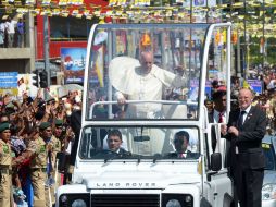 Miles de personas acompañaron al Papa Francisco durante el trayecto del aeropuerto al centro de Colombo. AFP / L. Wanniarachch