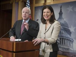 La republicana Kelly Ayotte (d), y su homólogo John McCain (i), ofrecen una rueda de prensa sobre el debate sobre la ley de Guantánamo. EFE / M. Reynolds