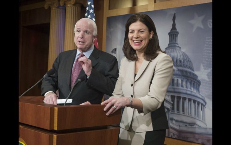 La republicana Kelly Ayotte (d), y su homólogo John McCain (i), ofrecen una rueda de prensa sobre el debate sobre la ley de Guantánamo. EFE / M. Reynolds