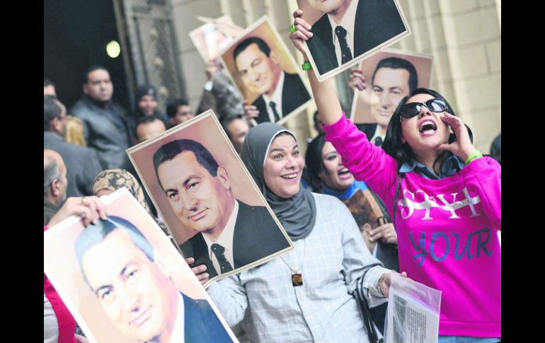 A favor. Cientos de egipcios celebraron en El Cairo por la posible liberación del ex dictador, quien gobernó el país por casi 30 años. EFE /