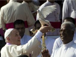 El Papa Francisco libera una paloma durante una ceremonia de oración a la virgen celebrada en el santuario de Nuestra Señora de Madhu. EFE / A. Tarantino