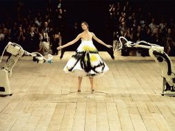 ''Alexander McQueen: Savage Beauty'' aterriza en el Victoria & Albert Museum de Londres del 14 marzo al 19 de julio. ESPECIAL /  Catwalking