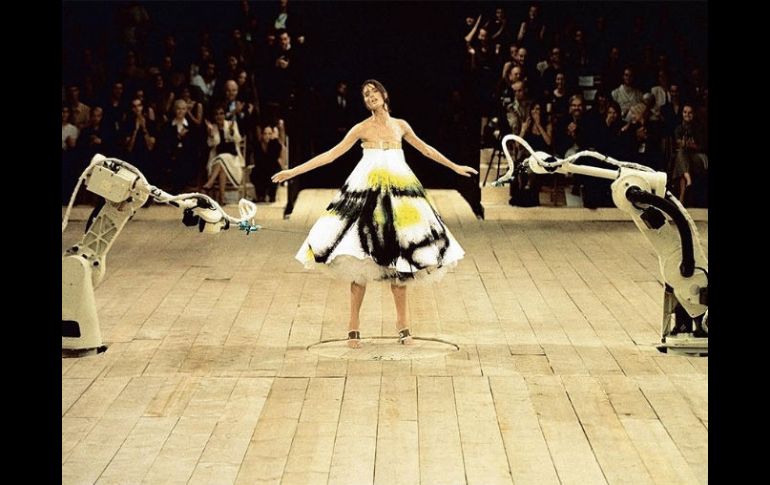 ''Alexander McQueen: Savage Beauty'' aterriza en el Victoria & Albert Museum de Londres del 14 marzo al 19 de julio. ESPECIAL /  Catwalking