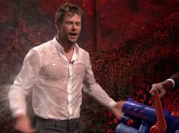 Chris Hemsworth durante el show de Jimmy Fallon, en donde recibió un baño de agua. YOUTUBE / The Tonight Show Starring Jimmy Fallon