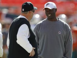 Todd Bowles conversa con Rex Ryan, a quien suplirá como entrenador en jefe en Nueva York AP / L. Sladky