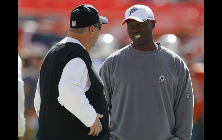 Todd Bowles conversa con Rex Ryan, a quien suplirá como entrenador en jefe en Nueva York AP / L. Sladky