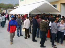 A gritos, la gente que estaba formada, unas 350 personas, evitaron que se cerrara el sitio. NTX / ARCHIVO