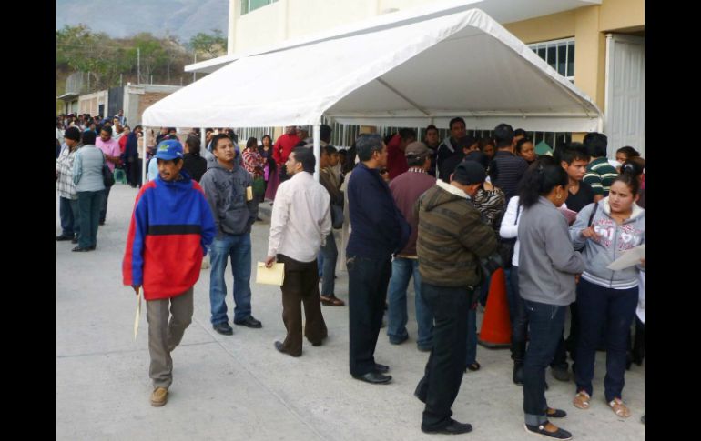 A gritos, la gente que estaba formada, unas 350 personas, evitaron que se cerrara el sitio. NTX / ARCHIVO