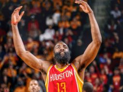 El líder encestador de la NBA también aportó 10 asistencias y nueve rebotes (ocho defensivos). TWITTER / @HoustonRockets