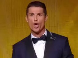 Cristiano Ronaldo recibió su tercer Balón de Oro y festejó gritando. ESPECIAL /