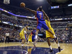 Brandon Jennings (7) de los Pistons dispara con la presión de Ian Mahinmi, durante la primera mitad del juego. AP / M. Conroy