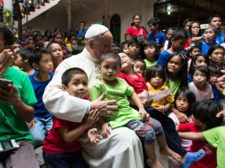 El Pontífice con un grupo de niños durante su gira por Filipinas. AFP / Osservatore Romano