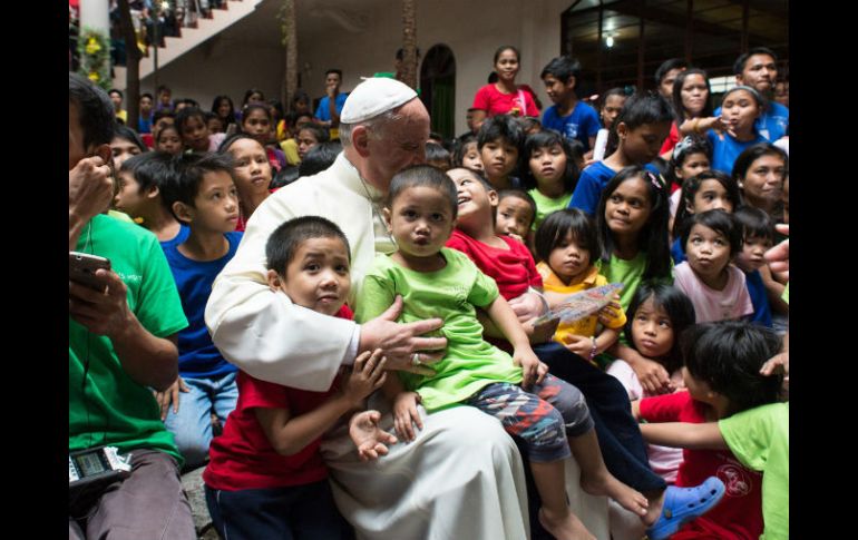 El Pontífice con un grupo de niños durante su gira por Filipinas. AFP / Osservatore Romano