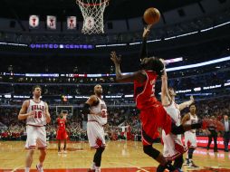 DeMarre Carroll, de los Atlanta Hawks, lanza ante la marca de Kirk Hinrich. EFE / K. Krazaczynski