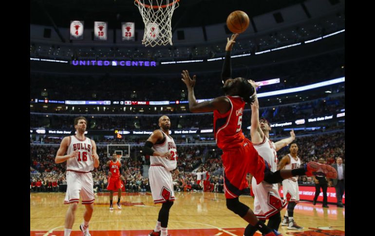 DeMarre Carroll, de los Atlanta Hawks, lanza ante la marca de Kirk Hinrich. EFE / K. Krazaczynski