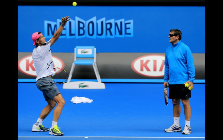 Rafael Nadal, entrena en la Rod Laver Arena, cancha central de Melbourne Park, ante la mirada de su entrenador, el tío Toni. AP / B. Armangue