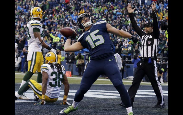 Jermaine Kearse celebra la última anotación de touchdown durante el tiempo extra. AP / J. Chiu