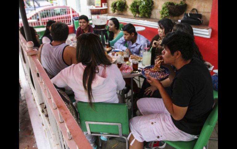 La falta de trabajo, estudio o rechazo causan que desde niños empiecen a consumir bebidas embriagantes. EL INFORMADOR / ARCHIVO