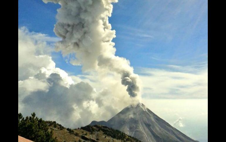 Protección Civil de Colima indicó que esta actividad volcánica no genera riesgos para la población. TWITTER / @PCJalisco