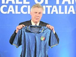 Como señala la tradición, Ancelotti entregó al recinto un objeto significativo de su carrera: la camiseta que usó en Italia 1990. EFE / M. Inoccenti