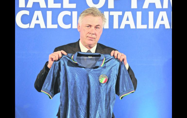 Como señala la tradición, Ancelotti entregó al recinto un objeto significativo de su carrera: la camiseta que usó en Italia 1990. EFE / M. Inoccenti