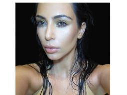 Con el cabello mojado y un top en tono nude, que deja lucir un gran escote, es como aparecerá la socialité en esta publicación. TWITTER / @KimKardashian