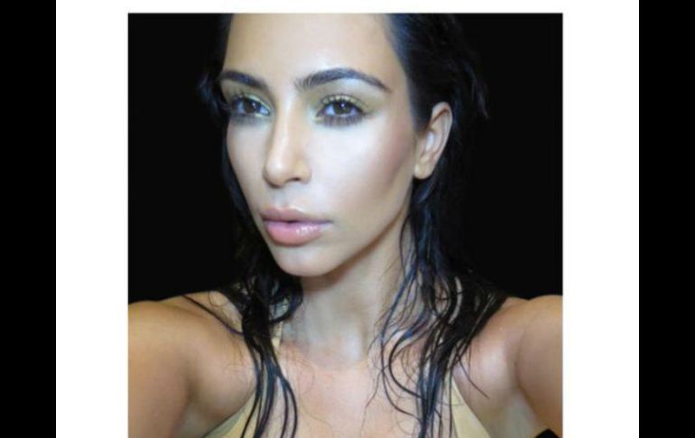 Con el cabello mojado y un top en tono nude, que deja lucir un gran escote, es como aparecerá la socialité en esta publicación. TWITTER / @KimKardashian