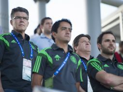 Héctor González Iñárritu (i), director de Selecciones Nacionales, afirma que todos tienen el mismo derecho de formar parte del equipo. MEXSPORT / ARCHIVO