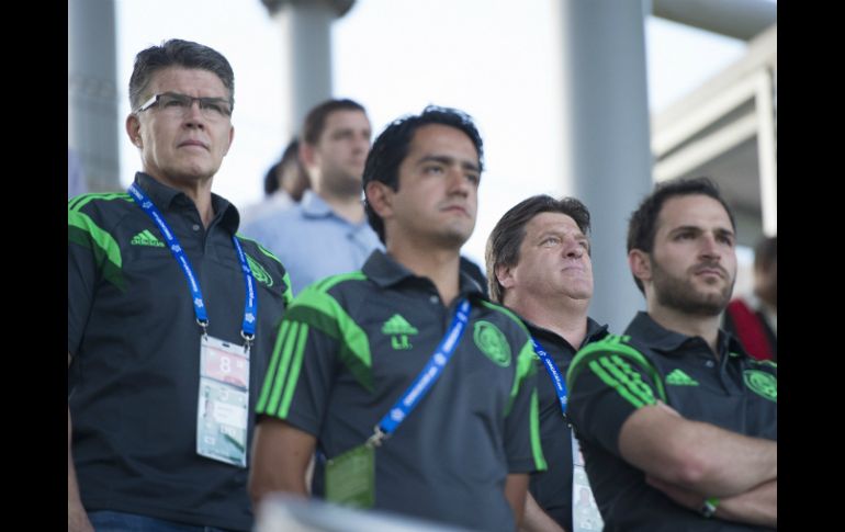 Héctor González Iñárritu (i), director de Selecciones Nacionales, afirma que todos tienen el mismo derecho de formar parte del equipo. MEXSPORT / ARCHIVO