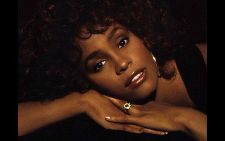 'Whitney'. La película para televisión producida por la actriz Angela Basset retoma los pasajes turbios de la vida de la cantante. NTX / ARCHIVO