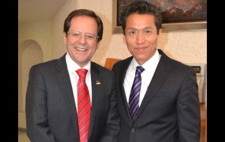 El presidente del IMCP junto al jefe del SAT, Aristóteles Núñez (d). TWITTER / ‏@CPCBrizuela