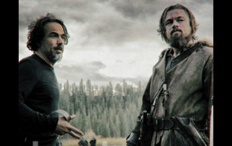 González Iñárritu da instrucciones a DiCapio en una de las locaciones de la cinta. ESPECIAL / insidemovies.ew.com