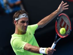 Roger Federer regresa una bola al italiano Simone Bolelli, durante su partido de la segunda ronda. AFP / P. Crock