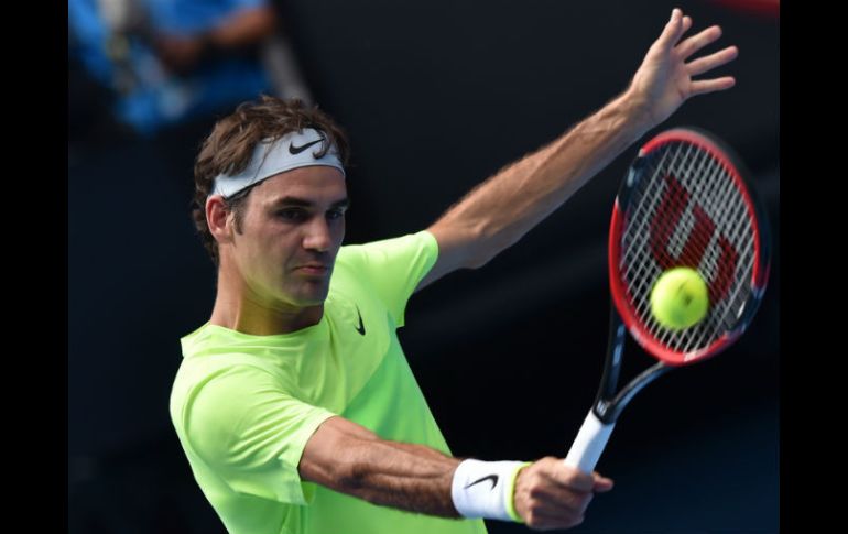 Roger Federer regresa una bola al italiano Simone Bolelli, durante su partido de la segunda ronda. AFP / P. Crock