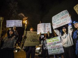 Las inconformes mostraron letreros demandando mayor iluminación en colonias como Santa Tere y el Centro. EL INFORMADOR / A. Hernández